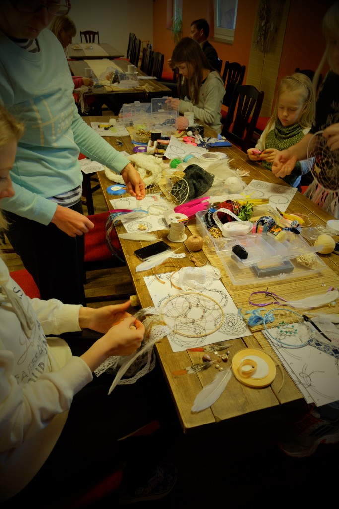 Dreamcatcher workshop unenöopüüdja valmistamine Kallaste talu - ärksa hingega talu Harjumaal. www.kallastetalu.ee Kallaste Talu- Turismitalu & Holiday resort in pa(ra)dise