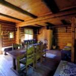 Saunatareke Ella söögilaud - ruum-  Kloostri jõe kaldal männimetsas – terrass, saun, lõkkekoht ja looduslik rohelus Kallaste Turismitalus, Padisel