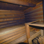 Saunatareke Ella leiliruum saun - Kloostri jõe kaldal männimetsas – terrass, saun, lõkkekoht ja looduslik rohelus Kallaste Turismitalus, Padisel