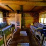 Saunatareke Ella Kloostri jõe kaldal männimetsas – terrass, saun, lõkkekoht ja looduslik rohelus Kallaste Turismitalus, Padisel