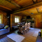 Saunatareke Ella Kloostri jõe kaldal männimetsas – terrass, saun, lõkkekoht ja looduslik rohelus Kallaste Turismitalus, Padisel