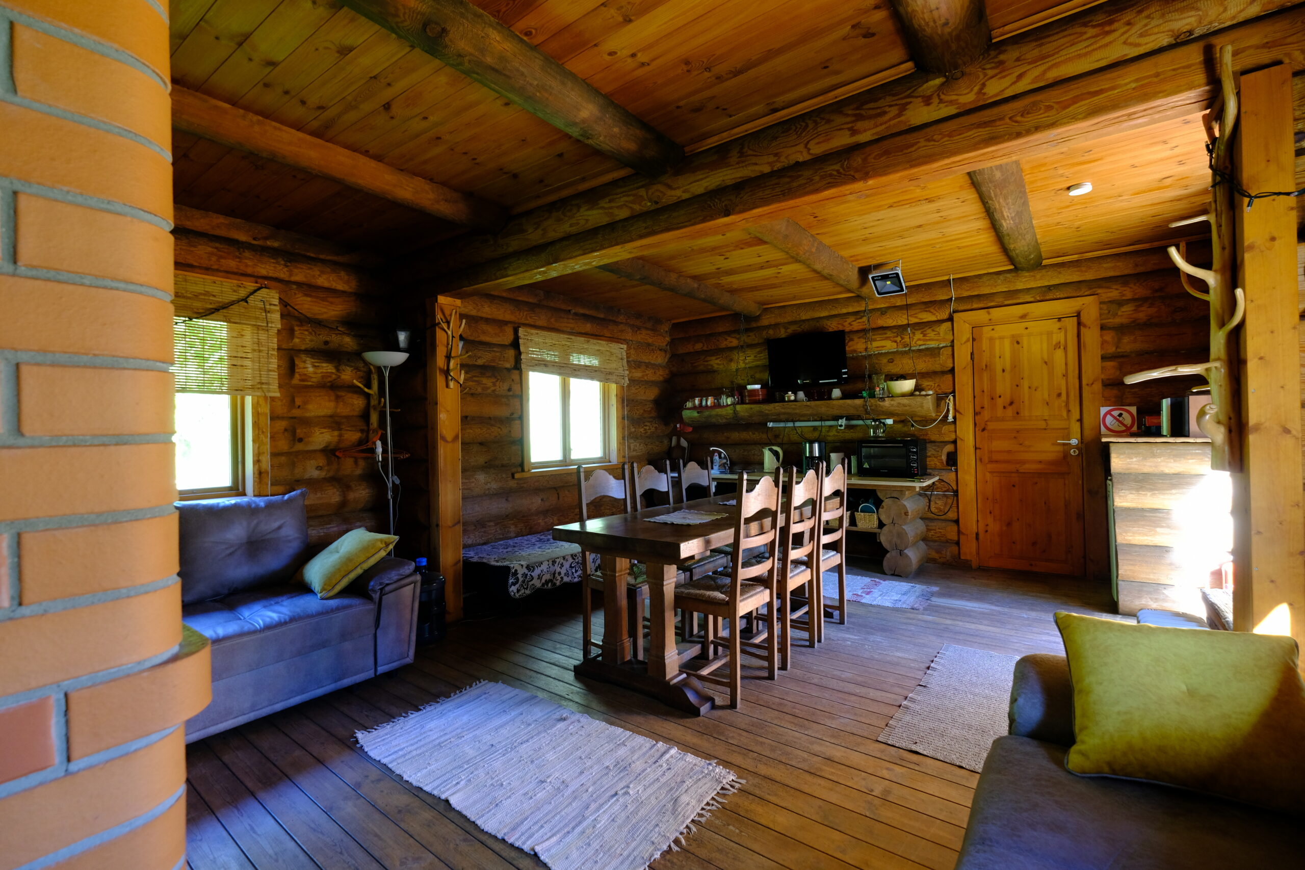 Saunatareke Ella Kloostri jõe kaldal männimetsas – terrass, saun, lõkkekoht ja looduslik rohelus Kallaste Turismitalus, Padisel