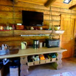 Saunatareke Ella kööginurk-  Kloostri jõe kaldal männimetsas – terrass, saun, lõkkekoht ja looduslik rohelus Kallaste Turismitalus, Padisel