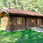 Saunatareke Ella Kloostri jõe kaldal männimetsas – terrass, saun, lõkkekoht ja looduslik rohelus Kallaste Turismitalus, Padisel