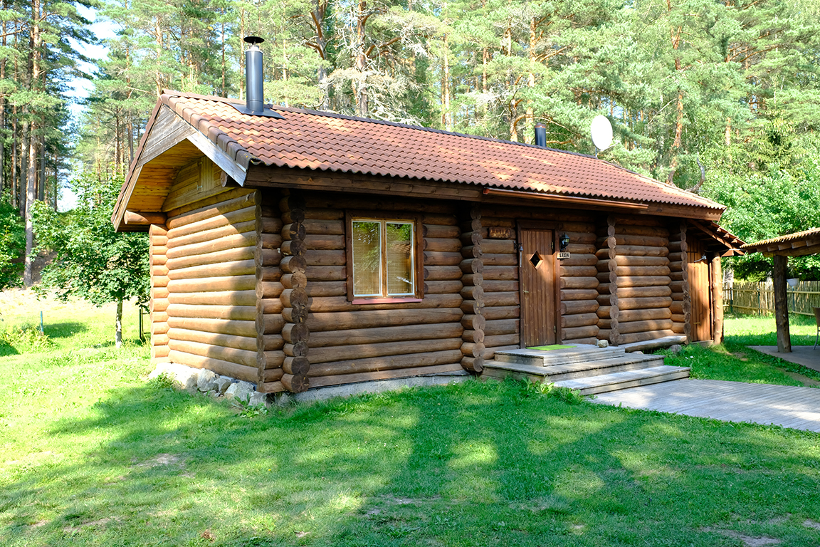 Saunatareke Ella Kloostri jõe kaldal männimetsas – terrass, saun, lõkkekoht ja looduslik rohelus Kallaste Turismitalus, Padisel