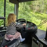 Laps mängib bussijuhti päris bussis, mis on mõeldud mängimiseks -Elamustalu - Kallaste Turismitalu Harjumaal