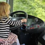 Laps mängib bussijuhti päris bussis, mis on mõeldud mängimiseks -Elamustalu - Kallaste Turismitalu Harjumaal
