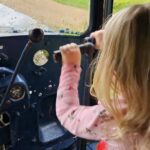 Sinine 1 traktor laste lemmik traktorimäng Elamustalu 2025 üldvaade Kallaste Turismitalu Ärksa hingega talu Harjumaal