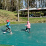 Lapsed hüppavad Mänguväljak batuut õhkpadibatuut Elamustalu Kallaste Turismitalu Harjumaal