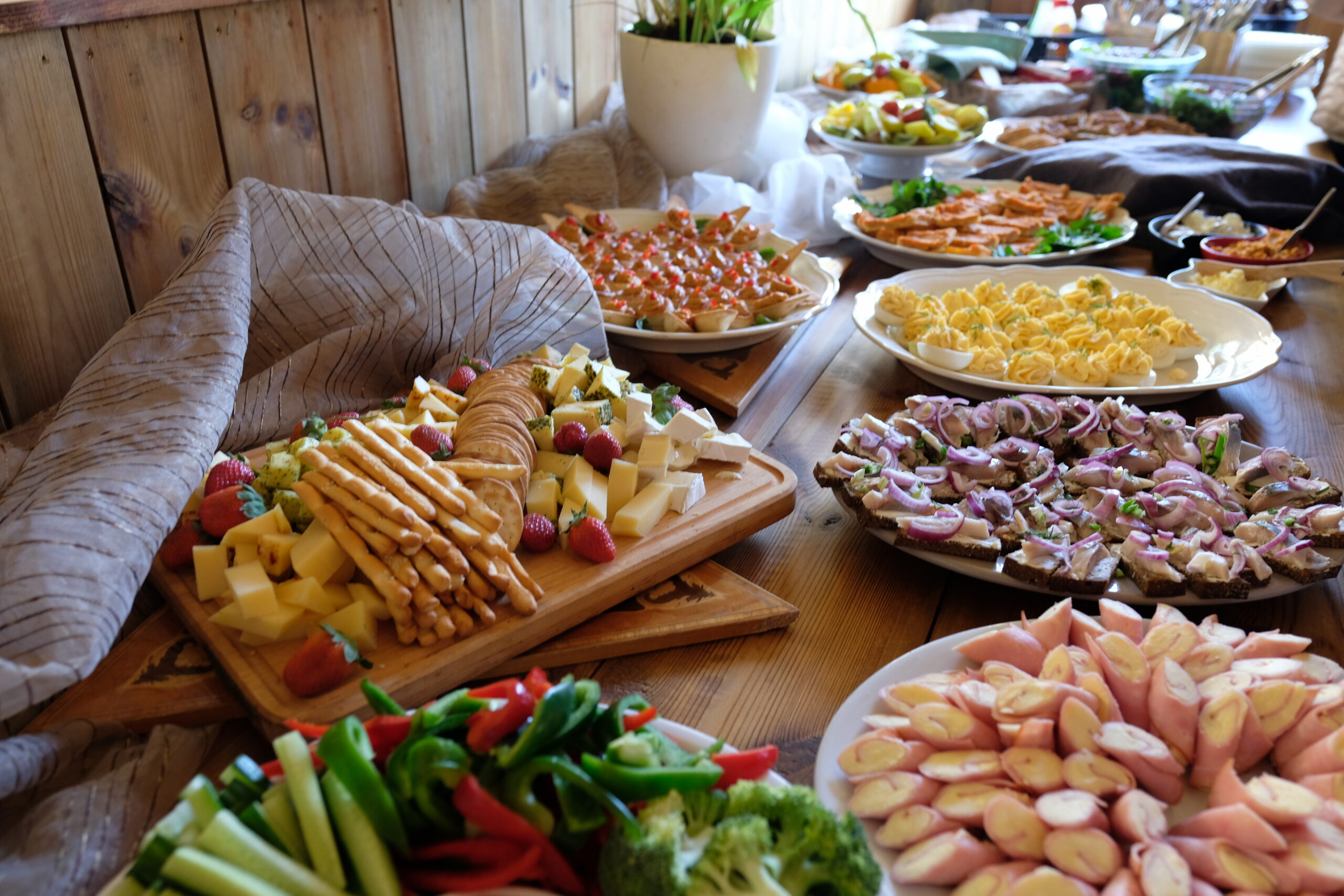 Toitlustus Kallaste Turismitalu ehtne talutoit – ärksa hingega talu Harjumaal pakub juuretisega musta leiba, hapendatud juurvilju ja koduseid roogasid, mis valmivad puupliidil ja suure hoolega