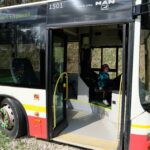 Laps mängib bussijuhti päris bussis, mis on mõeldud mängimiseks -Elamustalu - Kallaste Turismitalu Harjumaal 1