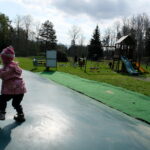 Laps hüppab Mänguväljak batuut õhkpadibatuut Elamustalu Kallaste Turismitalu Harjumaal