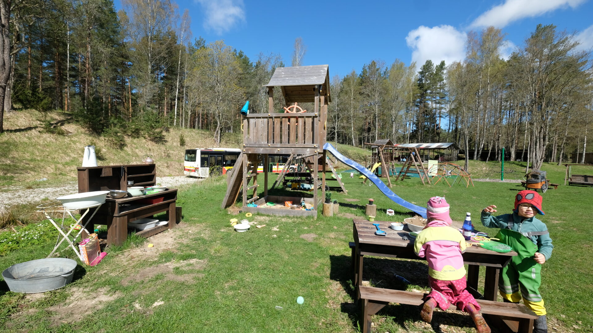 Mänguväljak Elamustalus Kallaste Turismitalu ärksa hingega talu Harjumaal - liumäed. liivakastid. mudaköök. mängumaja. kiiged