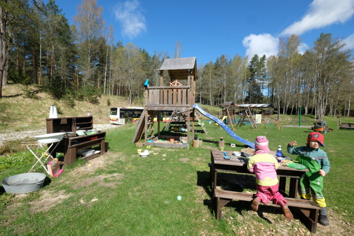 Mänguväljak Elamustalus Kallaste Turismitalu ärksa hingega talu Harjumaal - liumäed. liivakastid. mudaköök. mängumaja. kiiged