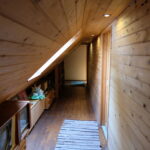 Hoovimaja majutusruumi lihtne ja praktiline sisevaade Kallaste Turismitalus, külaliste ühisköök ja mängude laenutus Padisel, Harjumaal.