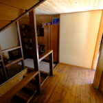 Hoovimaja majutusruumi lihtne ja praktiline sisevaade Kallaste Turismitalus, külaliste ühisköök ja mängude laenutus Padisel, Harjumaal.