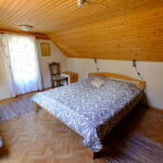 Hoovimaja majutusruumi lihtne ja praktiline sisevaade Kallaste Turismitalus, külaliste ühisköök ja mängude laenutus Padisel, Harjumaal.