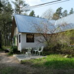 Hoovimaja majutus maja välisvaade – reception, laenutus, pood ja ülemine kompleks Kallaste Turismitalus, Padisel, Harjumaal.