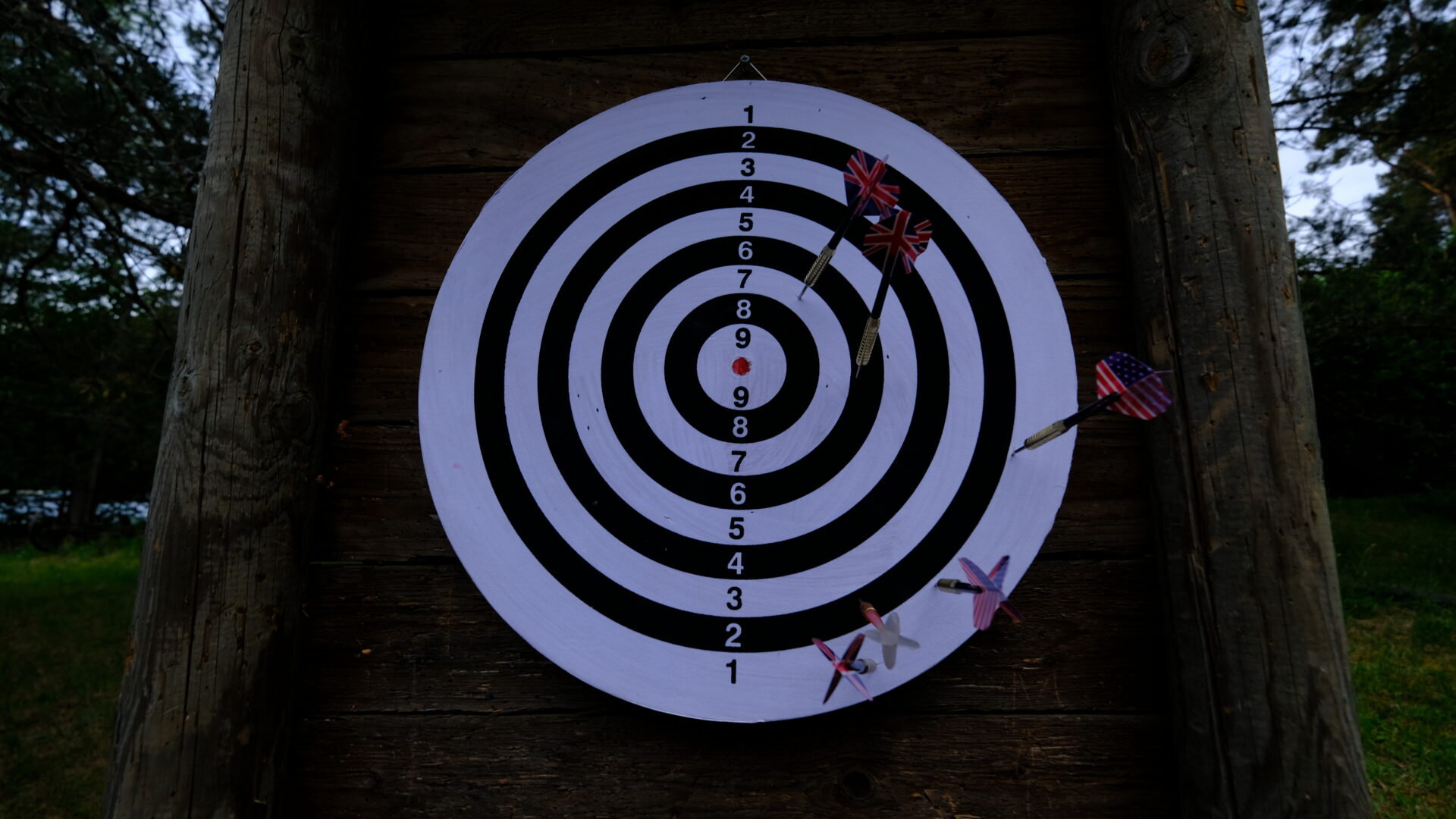 Noolevise – täpsust ja põnevust igale vanusele
Elamustalu noolevise on lihtne, lõbus ja kaasahaarav ajaviide, mis sobib nii sõpradega võistlemiseks kui ka rahulikuks kätt harjutavaks tegevuseks. Mäng pakub pinget ja naeru igas vanuses külalistele – eriti mõnus, kui tahad hetkeks aeg maha võtta ja oskusi proovile panna.

Väike pilk ajalukku
Noolevise ehk darts sai alguse Inglismaal juba keskajal, mil vibulaskjad harjutasid täpsust visates nooli tünnipõhjade või puupakkide pihta. Aja jooksul arenes sellest organiseeritud mäng, mille standardid võeti kasutusele 20. sajandi alguses. Tänapäeval on darts populaarne nii pubimänguna kui ka rahvusvahelise spordialana.

Kuidas mäng käib?
Klassikaline darts-mäng mängitakse punktitahvlil, mis on jagatud sektoriteks, igal oma punktiväärtus. Standardne mänguviis on „301“ või „501“, kus mängijad viskavad kolm noolt kordamööda, eesmärgiga jõuda täpselt nulli. Tähtis on visata lõpus täpne arv punkte ning lõpetada duubel- või keskmise tabamusega.

Kui mängite lihtsalt lõbu pärast, võib kehtestada oma reeglid – nt võidab see, kes kogub kolme viskega kõige rohkem punkte või kes esimesena tabab keskpunkti.

Ohutus ennekõike
Viska nooli ainult siis, kui viskeala ees ei ole teisi inimesi.

Oota, kuni kõik on viskamise lõpetanud, enne kui nooli eemaldad.

Lapsed tohivad nooli kasutada ainult täiskasvanu järelvalve all.

Hoia distantsi viskaja ja tahvli vahel – nii on mäng ohutu ja kõigile nauditav.

Tule proovi kätt nooleviskes – see on üllatavalt lõbus ja paras väljakutse ka kõige täpsemale silmale!