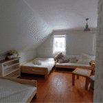 Kallaste Turismitalu peamaja tuba 1 majutusruum Harjumaal – majutus, peoruumid ja peokompleks looduskaunis kohas