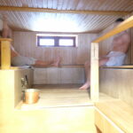 saunad Saun leiliruum mõttesaun soomesaun majas Heino saun saunamaja inimene inimesed saunatamine ülemine kompleks Kallaste Turismitalu Padisel ärksa hingega talu Harjumaal www.kallastetalu.ee