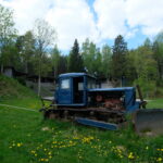 Sinine mängu Traktor Elamustalu atraktsioon - lastele mängimiseks 2025 üldvaade Kallaste Turismitalu Ärksa hingega talu Harjumaal