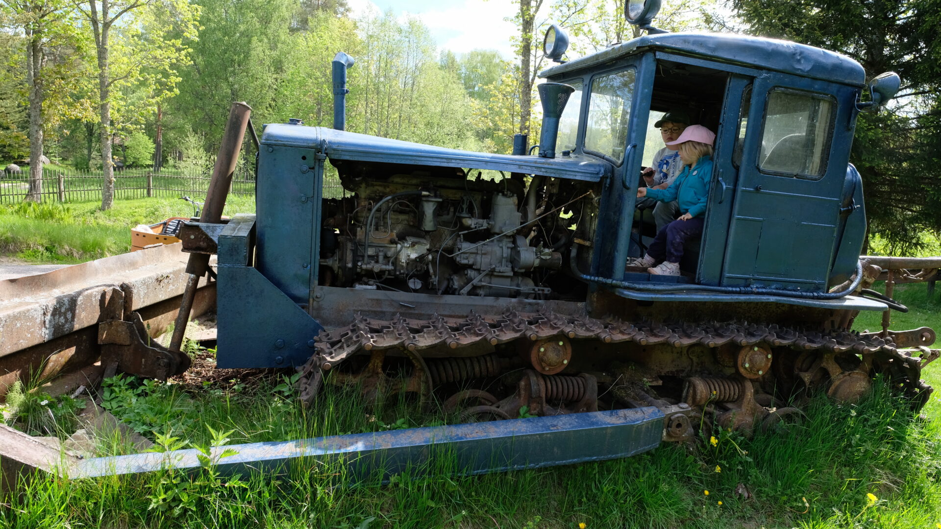 Sinine traktor laste lemmik traktorimäng 1 Elamustalu 2025 üldvaade Kallaste Turismitalu Ärksa hingega talu Harjumaal. трактор tractor