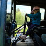 Sinine traktor laste lemmik traktorimäng Elamustalu 2025 üldvaade Kallaste Turismitalu Ärksa hingega talu Harjumaal