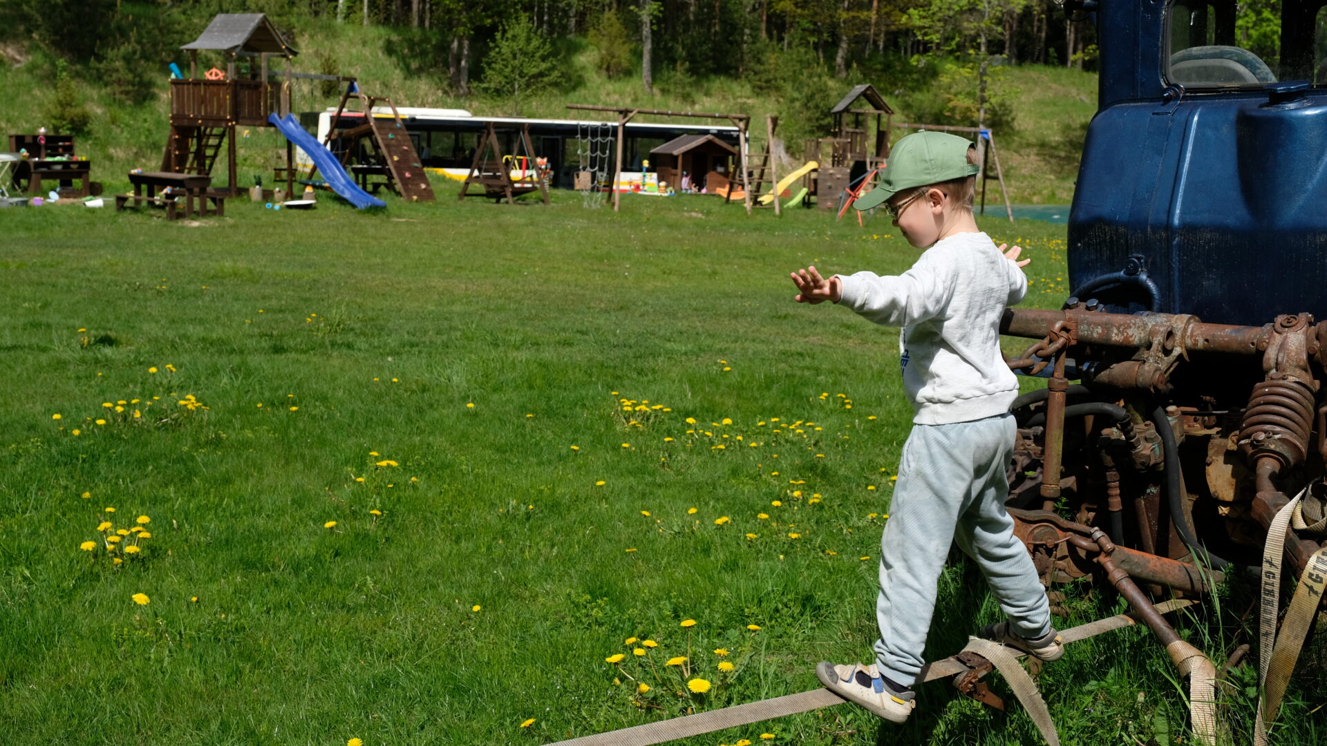 Tasakaalulint ehk slackline Sinine Traktor Elamustalu atraktsioon - lastele mängimiseks 2025 üldvaade Kallaste Turismitalu Ärksa hingega talu Harjumaal. 1