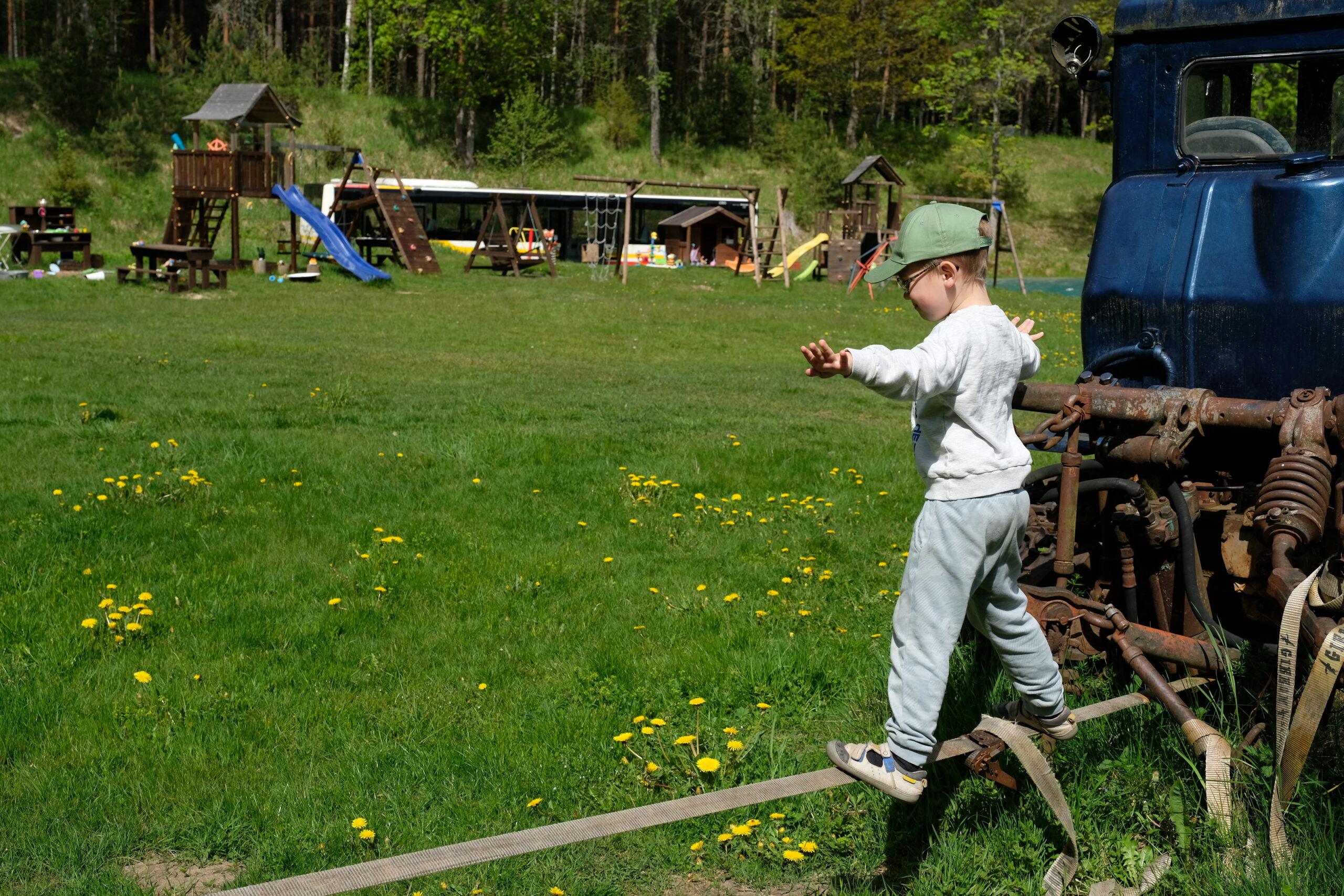 Tasakaalulint ehk slackline Sinine Traktor Elamustalu atraktsioon - lastele mängimiseks 2025 üldvaade Kallaste Turismitalu Ärksa hingega talu Harjumaal. 1