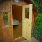 Tünnimaja Külli lai voodi, soodne majutus looduses, privaatne puhkus Kallaste Turismitalus