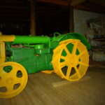 Traktor vana taluasjade muusem vanakraam roheline Fordson Kallaste Turismitalu Padisel - ärksa hingega talu Harjumaal www.kallastetalu.ee