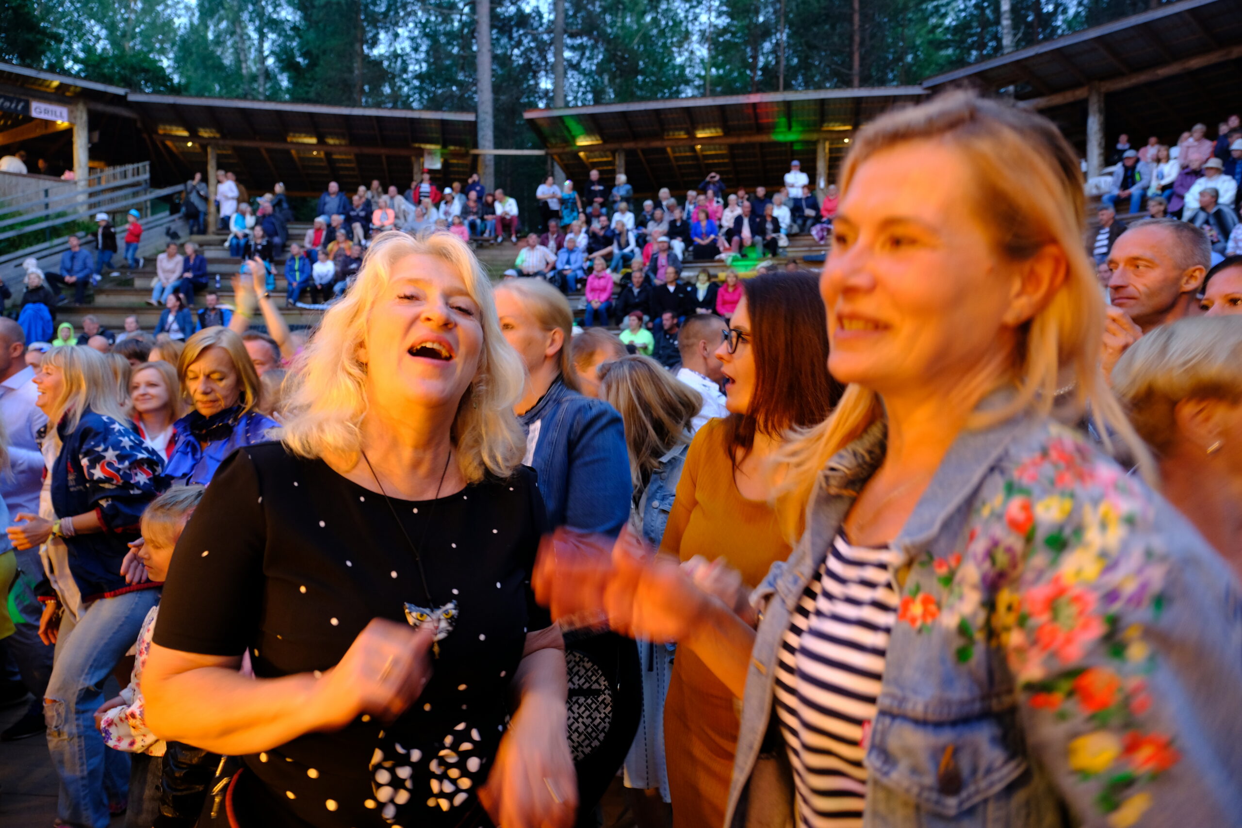 suvepäevad Ülle Regatt kontserdil retropidu FB 3 inimesed inimene Kalju-lava Kallaste Turismitalu Padisel ärksa hingega talu Harjumaal www.kallastetalu.ee