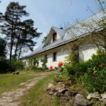 Peamaja ja Lilled moonid kevad 2025 Kallaste Turismitalu ärksa hingega talu Harjumaal Main House