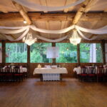 Pulmad peamaja suvesaal valge dekoreeritud pulmalaud pidu pulmapidu toitlustus pulm Kallaste Turismitalu Padisel - ärksa hingega talu Harjumaal www.kallastetalu.ee