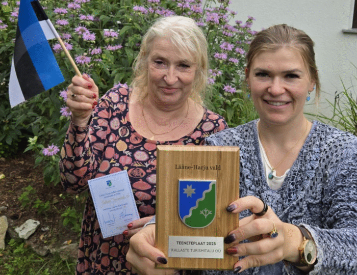 Lääne-Harju valla teeneteplaat Kallaste Turismitalu OÜ Kristina ja Ülle Kuningas 1080