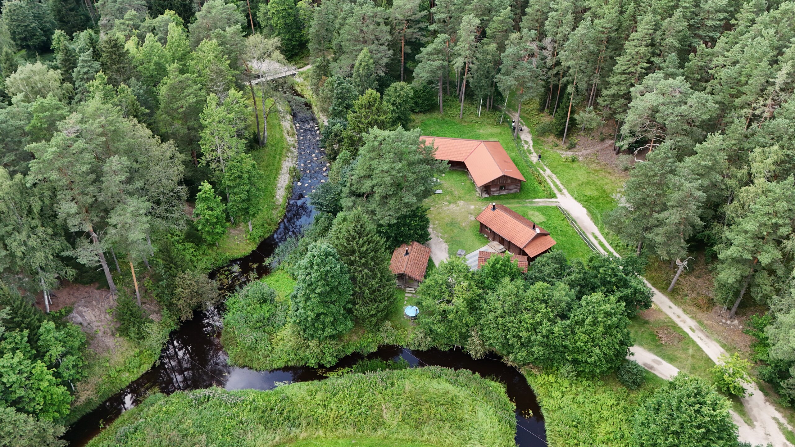 Kallaste Turismitalu - ärksa hingega talu Harjumaal - Padise metsade vahel - drooni pilt
