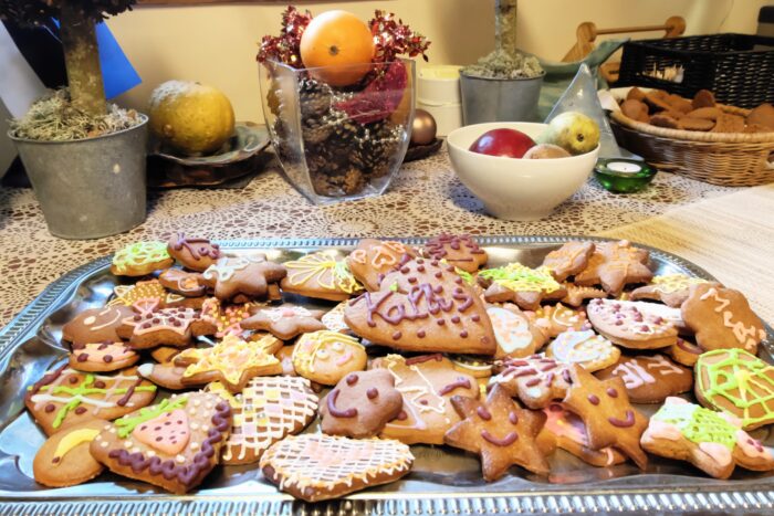 Talv ja jõulud Kallaste Turismitalus Piparkoogi töötuba Kallaste Talu piparkoogitöötoas rullitakse tainast, küpsetatakse piparkooke ning kaunistatakse neid glasuuride ja maiustega. Hubane ja magus tegevus perele, sõpradele ja kolleegidele. Ärksa hingega talu Harjumaal - aktiivne puhkus maal ja metsas - KAllaste Turismitalu