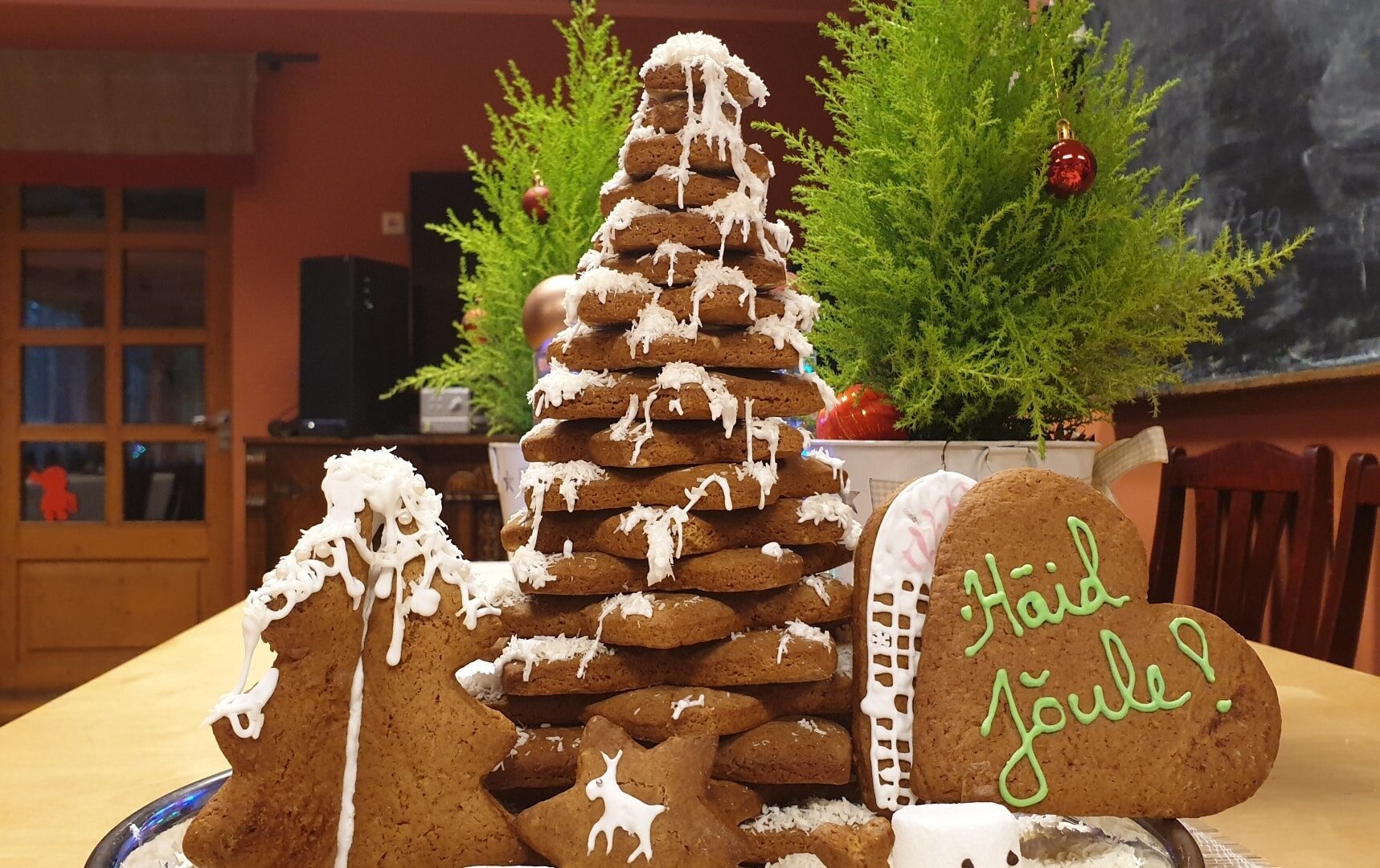 Talv ja jõulud Kallaste Turismitalus Piparkoogi töötuba Kallaste Talu piparkoogitöötoas rullitakse tainast, küpsetatakse piparkooke ning kaunistatakse neid glasuuride ja maiustega. Hubane ja magus tegevus perele, sõpradele ja kolleegidele. Ärksa hingega talu Harjumaal - aktiivne puhkus maal ja metsas - KAllaste Turismitalu