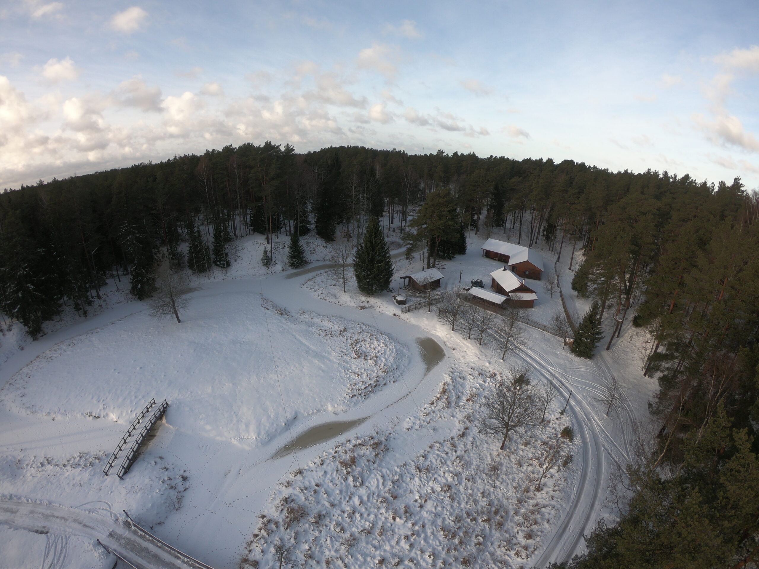 Kallaste Turismitalu peamaja sügis talv päike 2025 puhkemajad seminariruumid peoruumid peoruum koosoleku saal puhkus maal ja metsas tareke saun drooni foto