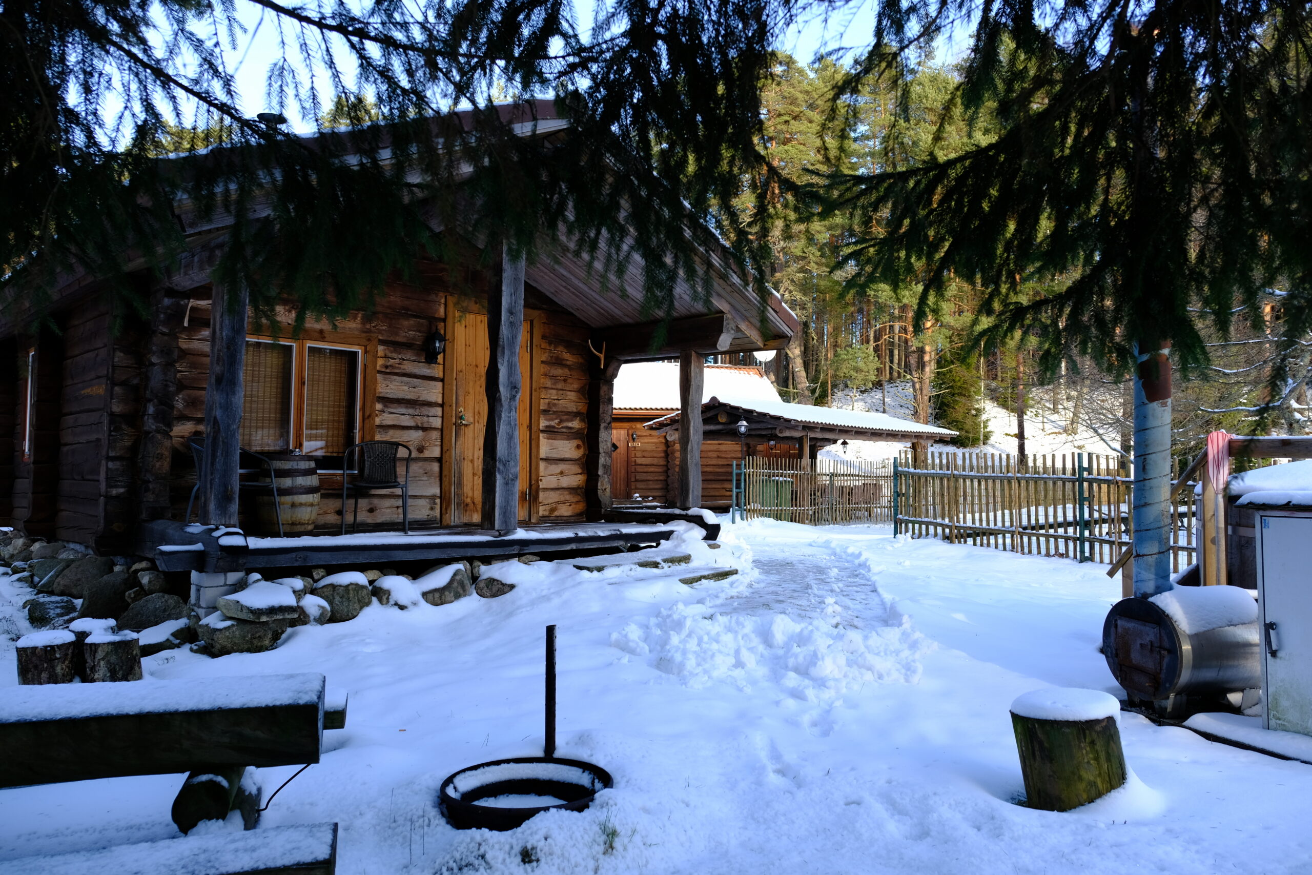 Kallaste Turismitalu peamaja sügis talv päike 2025 puhkemajad seminariruumid peoruumid peoruum koosoleku saal puhkus maal ja metsas tareke Hilja