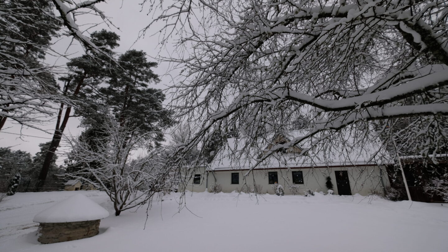 Kallaste Turismitalu peamaja - puhkemaja - seminariruum - peosaal - aktiivne puhkus - kaunis loodus- Talv Kloostri jõgi kärestik lumi - loodus - puhkus looduses - ilus - www.kallastetalu.ee - Ärksa hingega talu Harjumaal peamaja - seminariruum