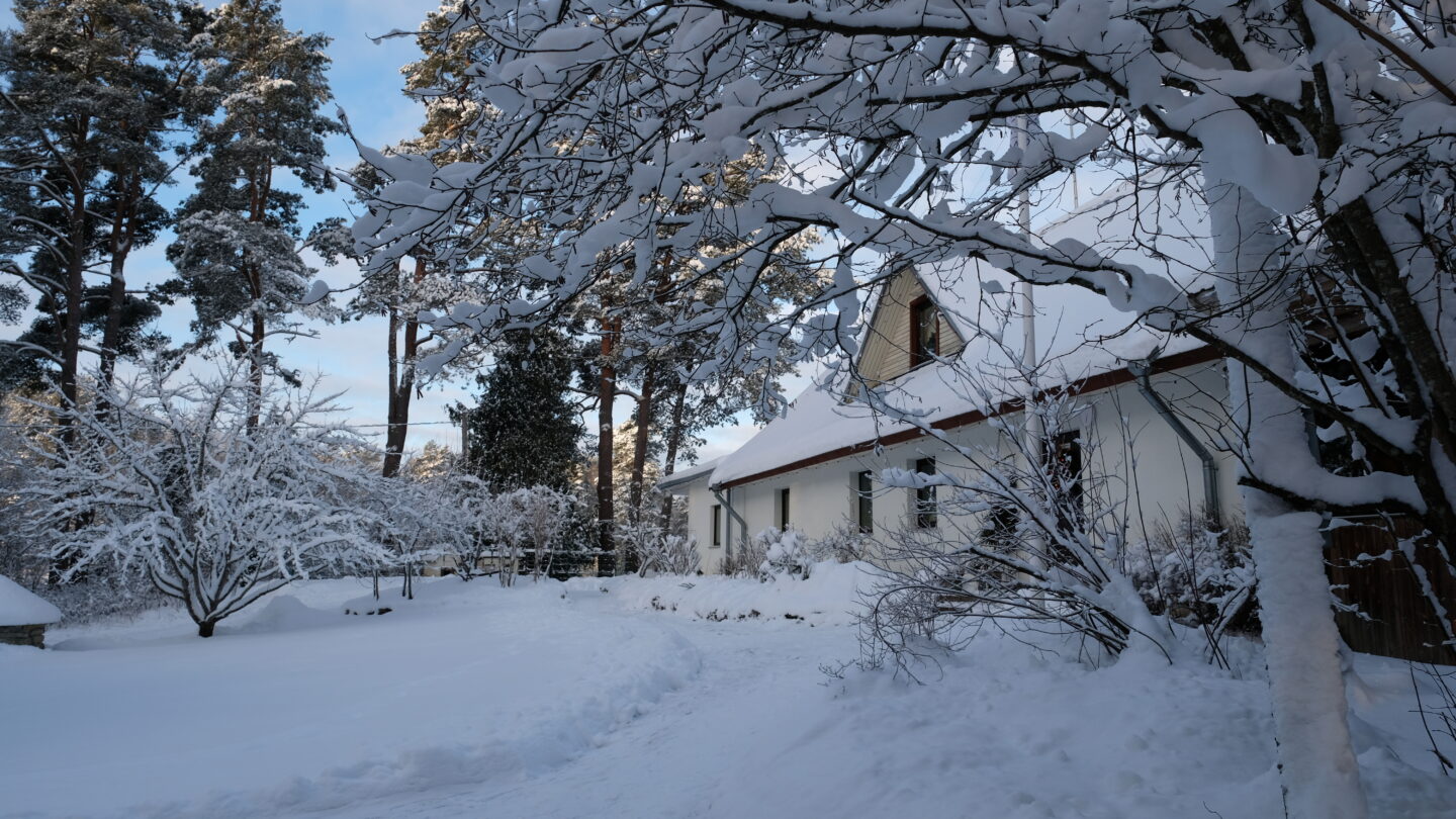Kallaste Turismitalu peamaja talvel