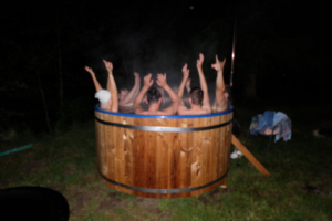kuuma veega kümblustünn - saunamõnud - saun - inimesed - puhkus - kuum vesi - aastaringselt tore - Kallaste Turismitalu 1