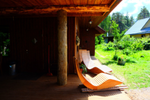 Saunamaja Heino - majaees on päiksetoolid ja imeline loodus - mõnus saunamaja suurematele seltskondadele - saunapidu - suvepäevad - sauna rõõmud - Kallaste Turismitalu Padisel Harjumaal - Sauna